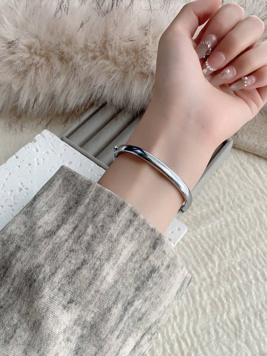 Oval Green Dial Bracelet Watch – Minimalist Dress Watch for Women