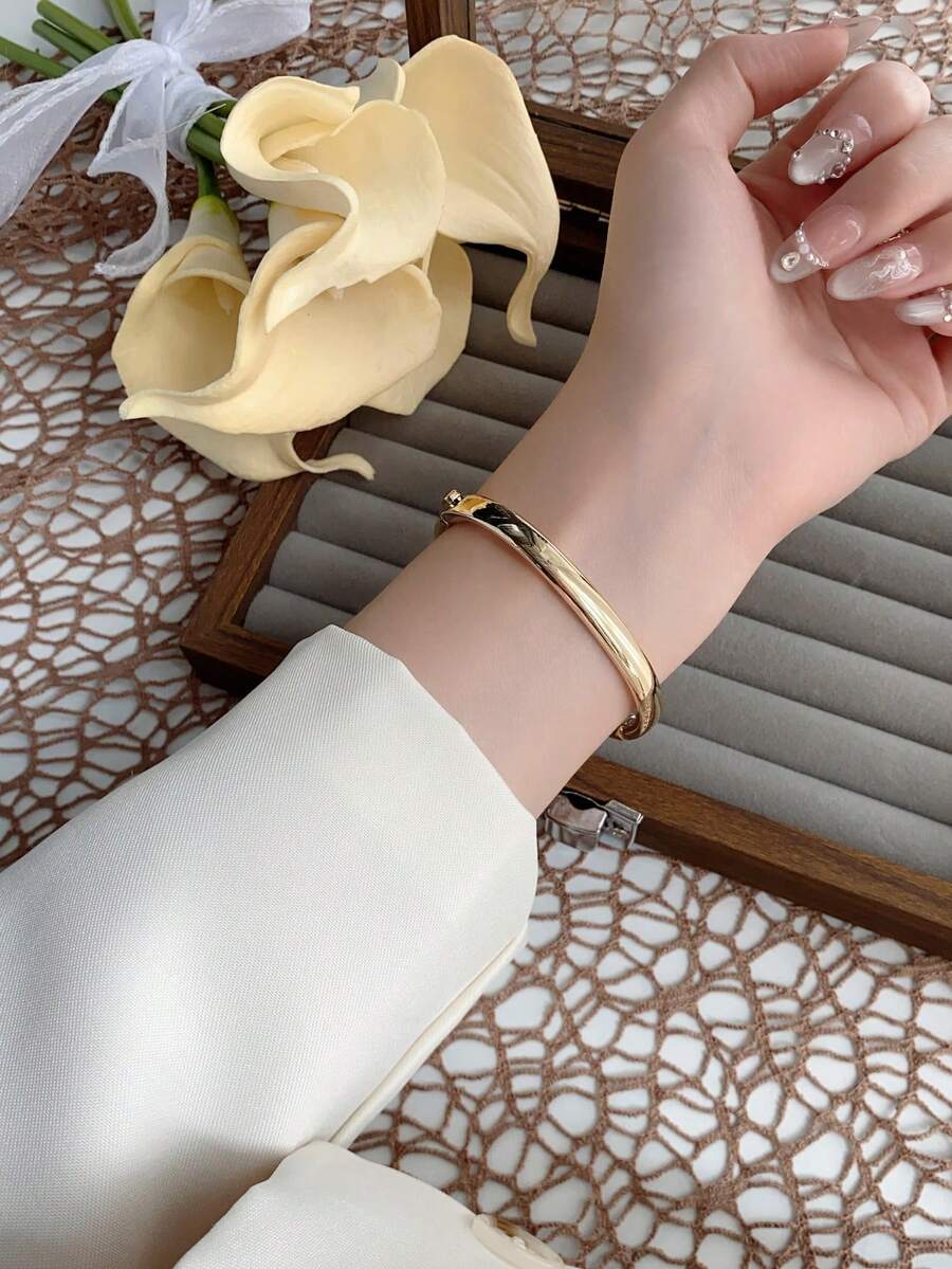 Oval Green Dial Bracelet Watch – Minimalist Dress Watch for Women