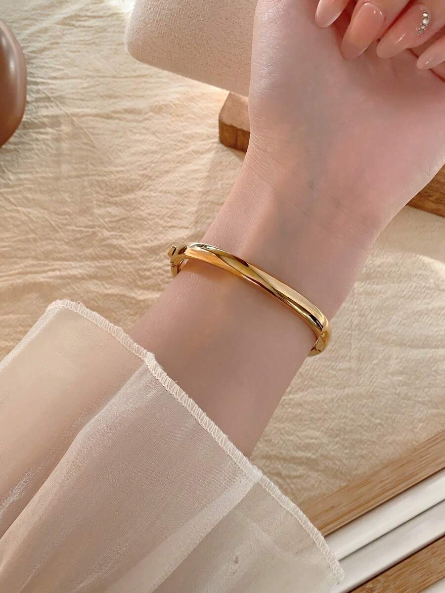 Oval Green Dial Bracelet Watch – Minimalist Dress Watch for Women
