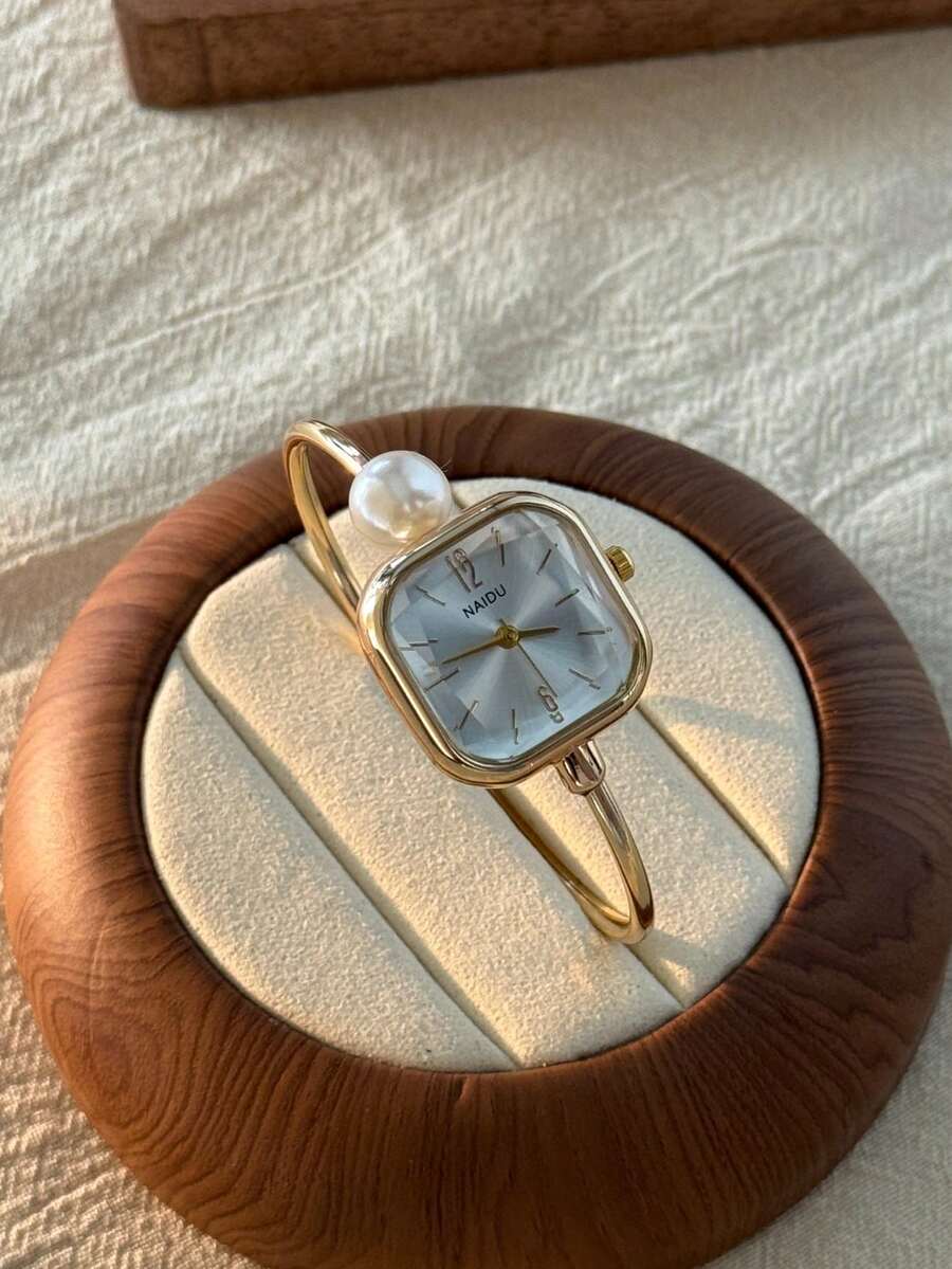 Oval Green Dial Bracelet Watch – Minimalist Dress Watch for Women