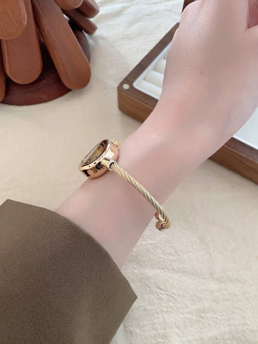 Oval Green Dial Bracelet Watch – Minimalist Dress Watch for Women