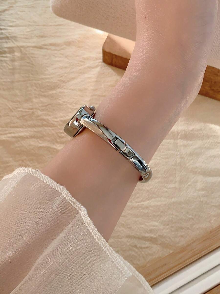 Oval Green Dial Bracelet Watch – Minimalist Dress Watch for Women