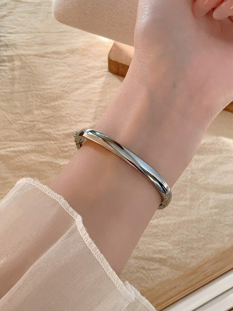 Oval Green Dial Bracelet Watch – Minimalist Dress Watch for Women