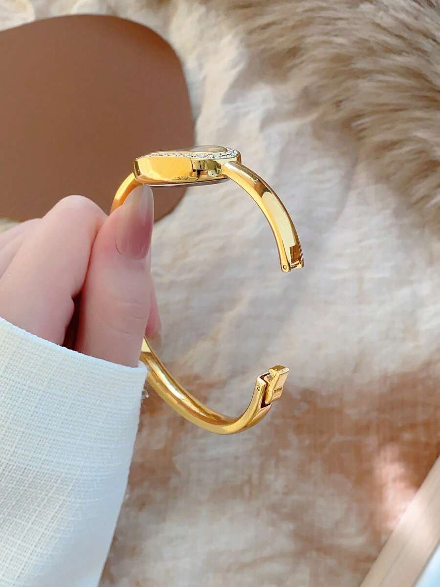 Oval Green Dial Bracelet Watch – Minimalist Dress Watch for Women