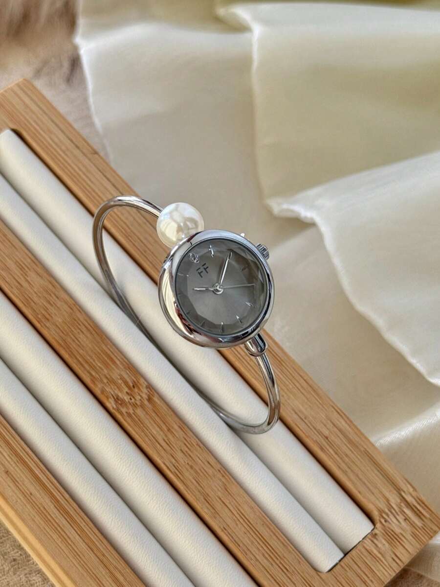 Oval Green Dial Bracelet Watch – Minimalist Dress Watch for Women
