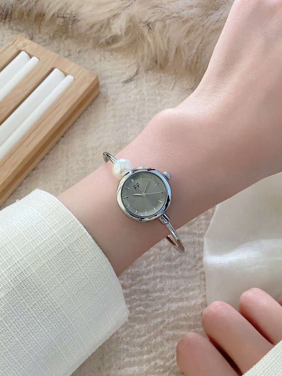 Oval Green Dial Bracelet Watch – Minimalist Dress Watch for Women