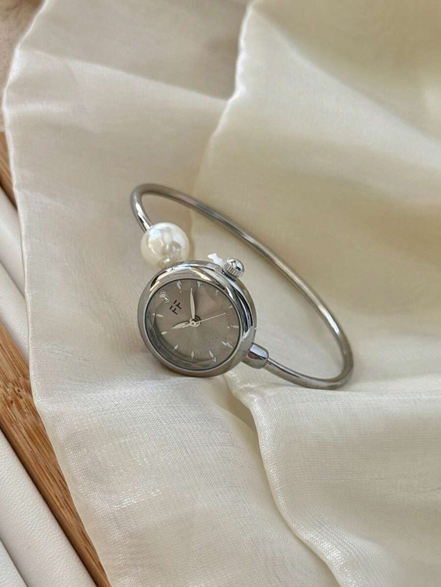 Oval Green Dial Bracelet Watch – Minimalist Dress Watch for Women