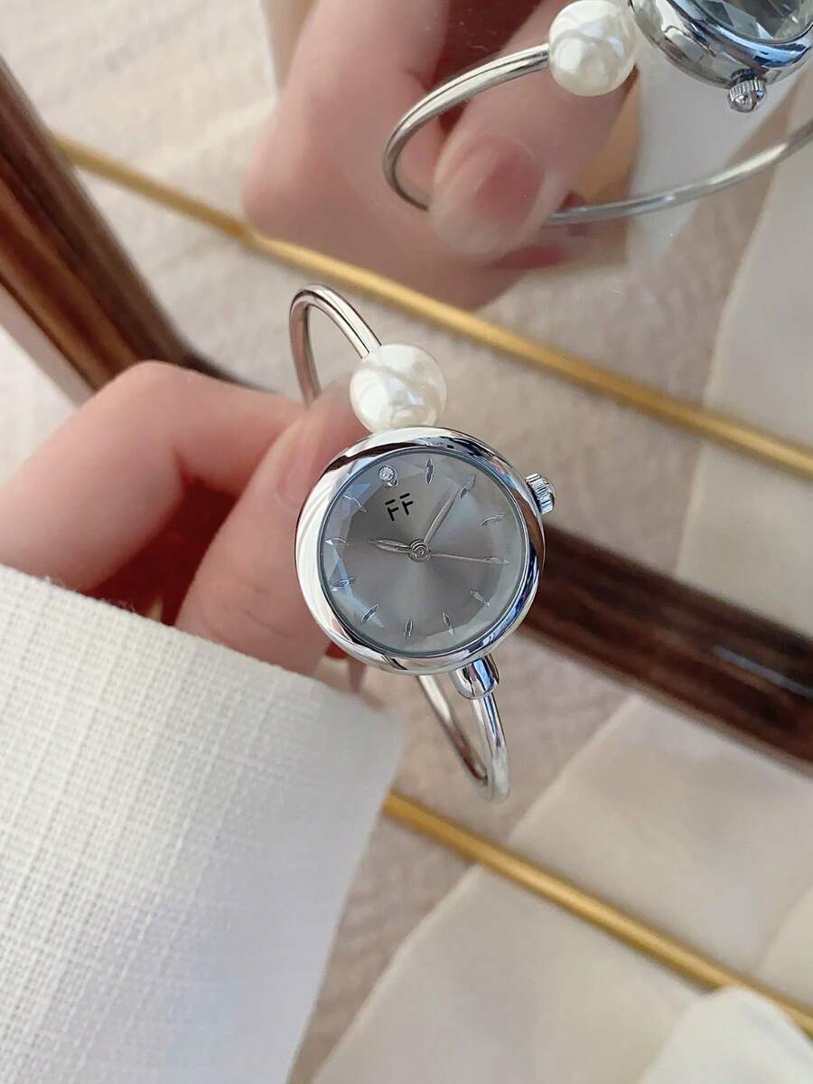 Oval Green Dial Bracelet Watch – Minimalist Dress Watch for Women