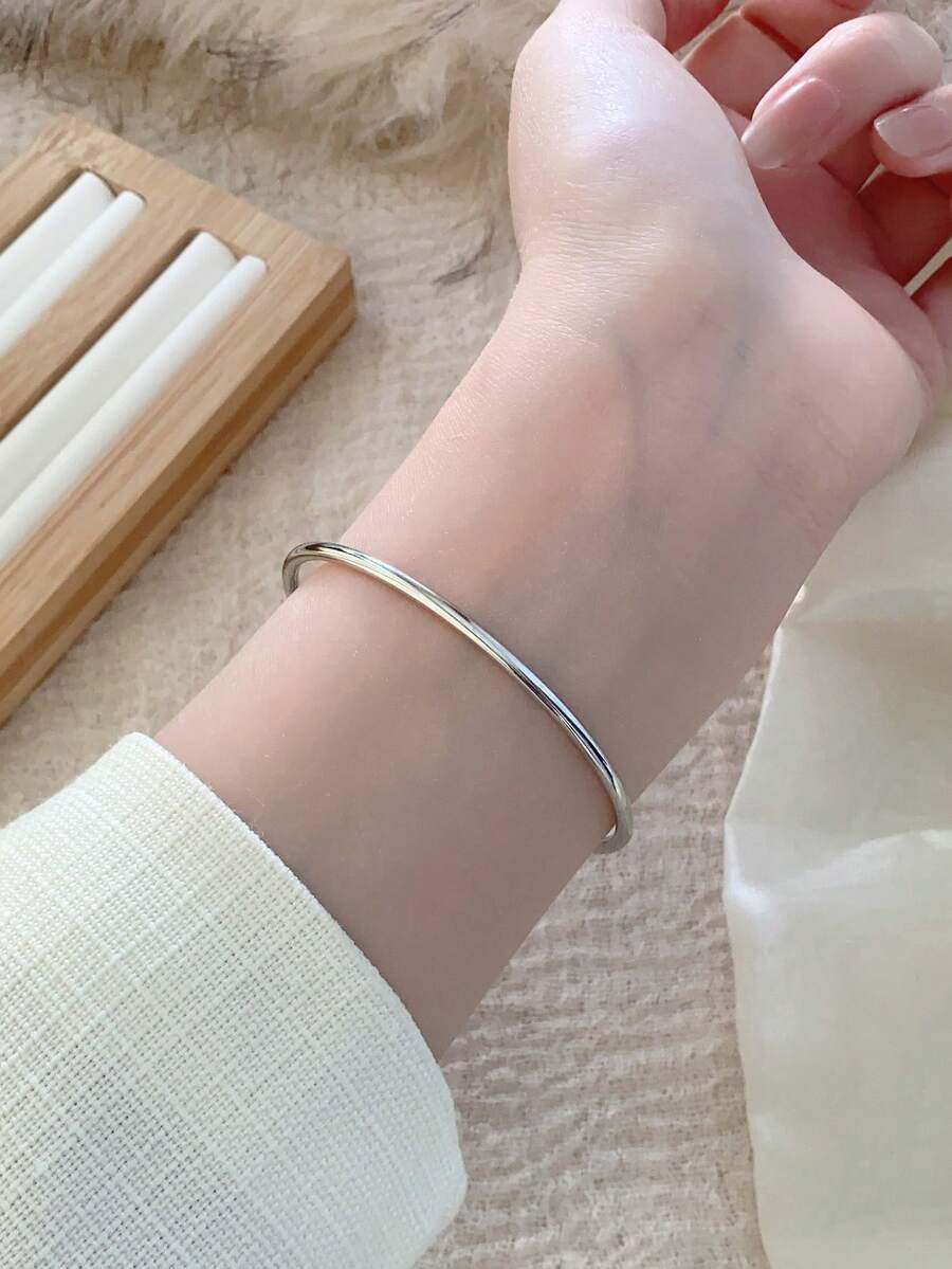 Oval Green Dial Bracelet Watch – Minimalist Dress Watch for Women