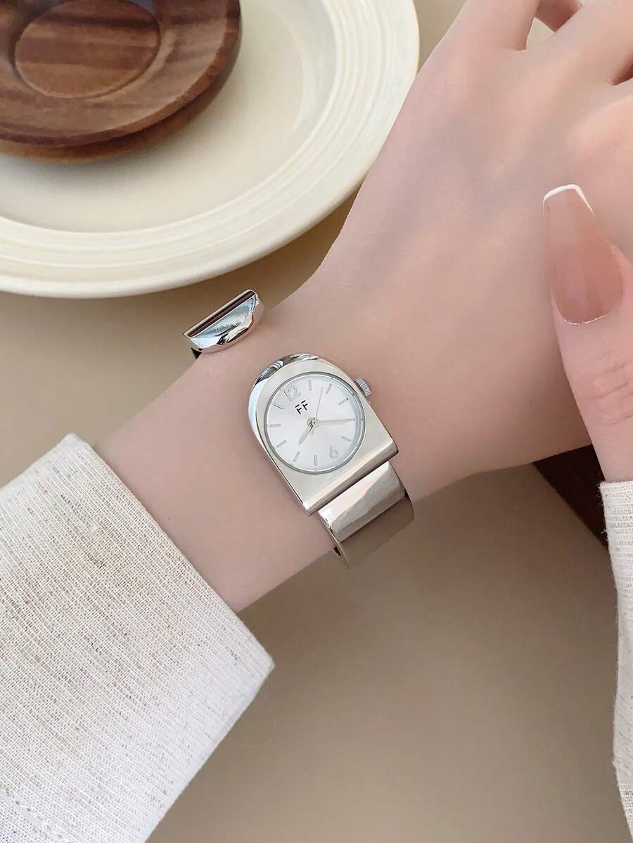 Oval Green Dial Bracelet Watch – Minimalist Dress Watch for Women
