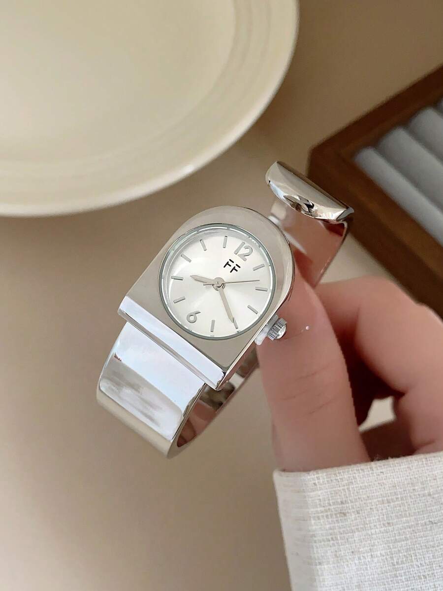 Oval Green Dial Bracelet Watch – Minimalist Dress Watch for Women
