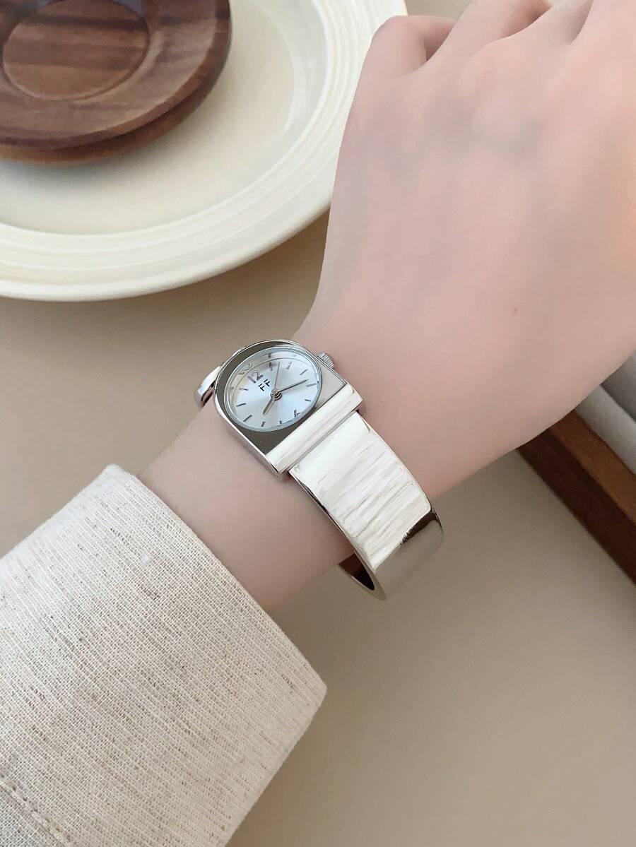 Oval Green Dial Bracelet Watch – Minimalist Dress Watch for Women