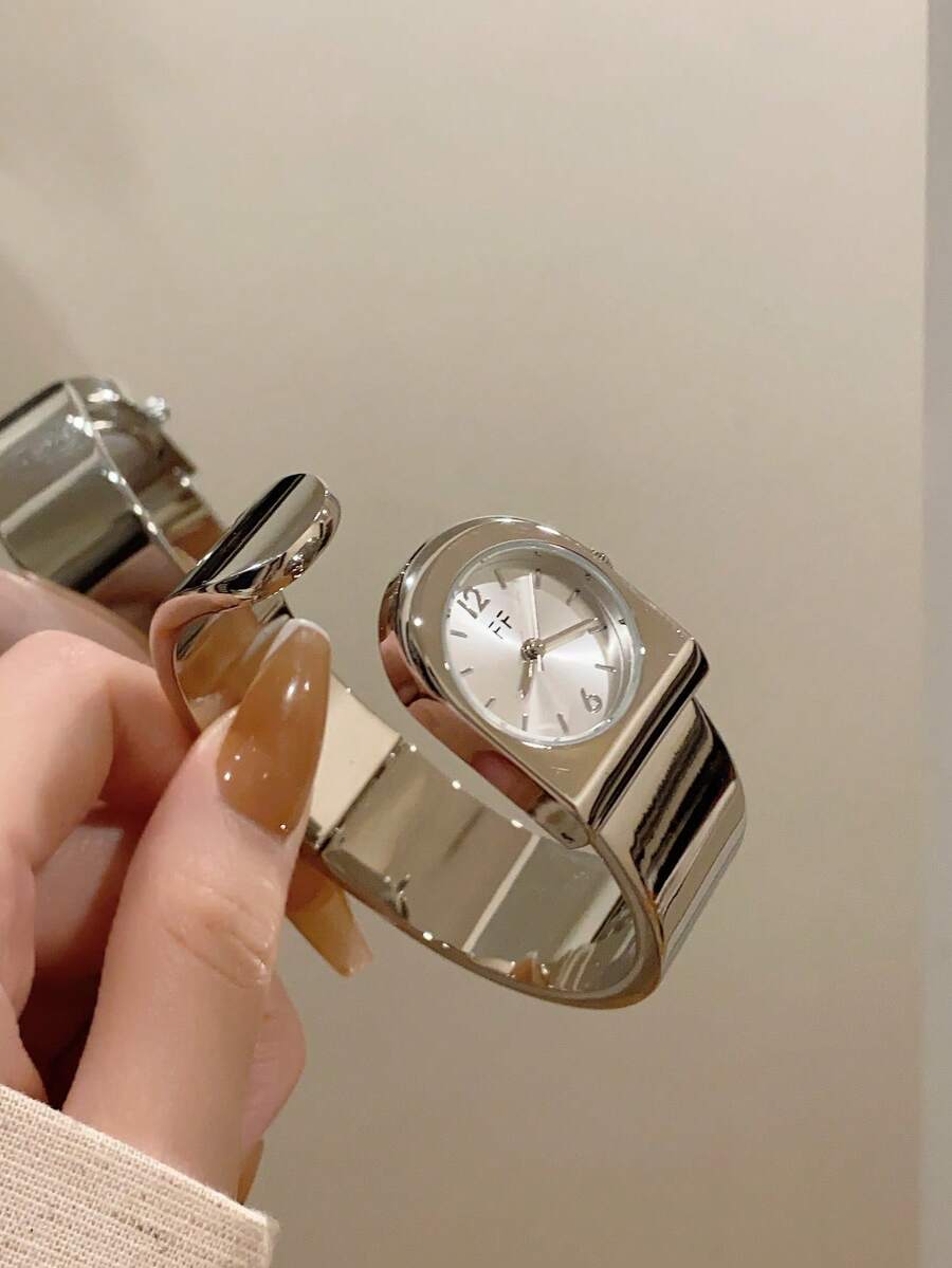 Oval Green Dial Bracelet Watch – Minimalist Dress Watch for Women
