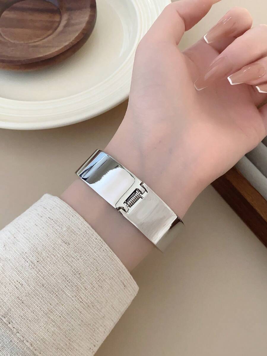 Oval Green Dial Bracelet Watch – Minimalist Dress Watch for Women