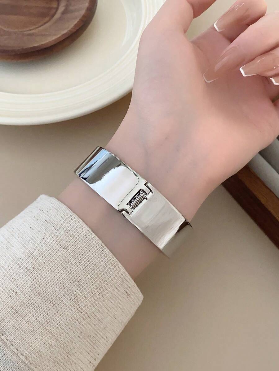 Oval Green Dial Bracelet Watch – Minimalist Dress Watch for Women