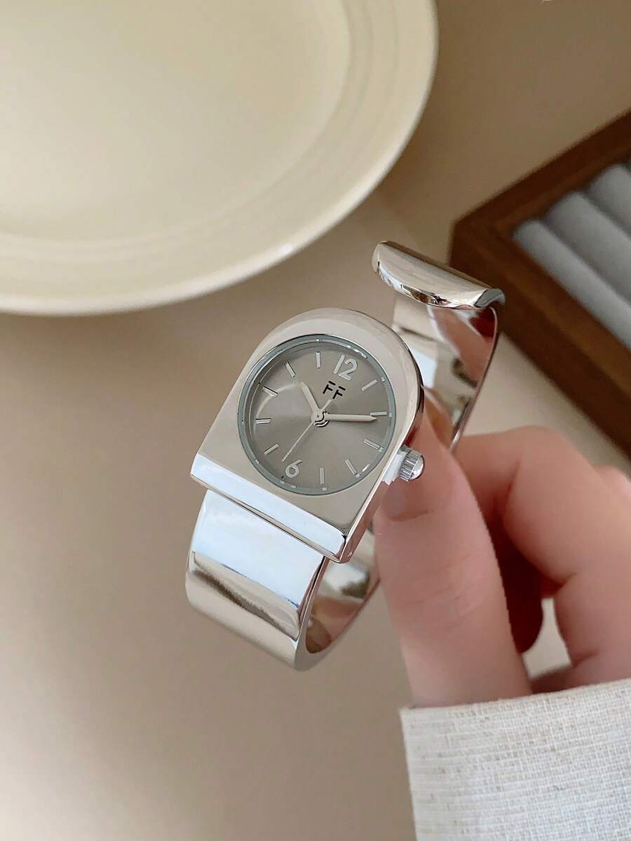 Oval Green Dial Bracelet Watch – Minimalist Dress Watch for Women