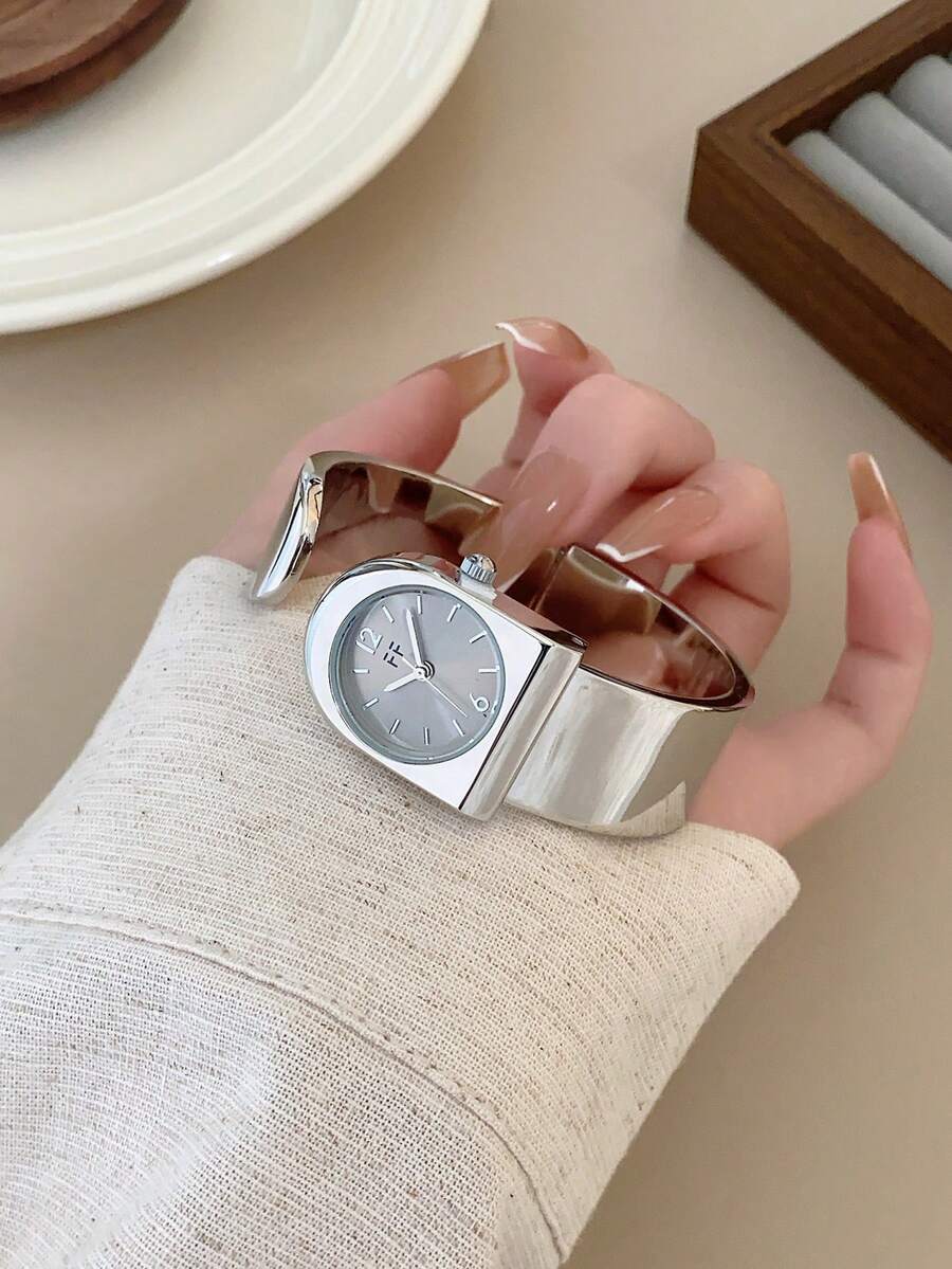 Oval Green Dial Bracelet Watch – Minimalist Dress Watch for Women