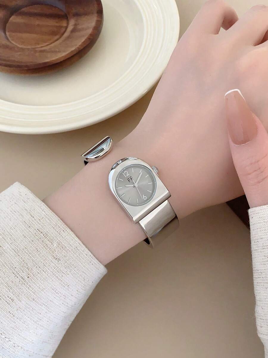 Oval Green Dial Bracelet Watch – Minimalist Dress Watch for Women