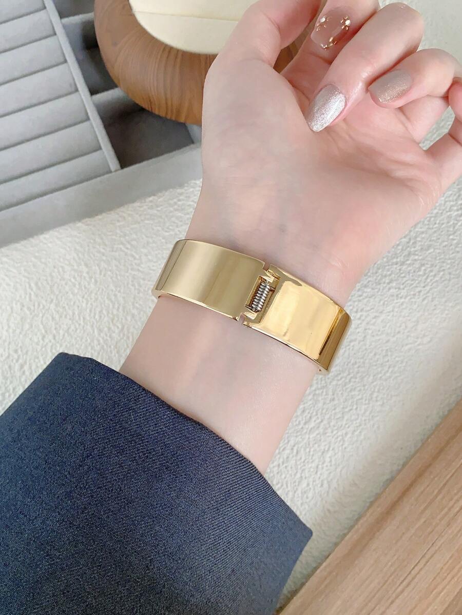 Oval Green Dial Bracelet Watch – Minimalist Dress Watch for Women