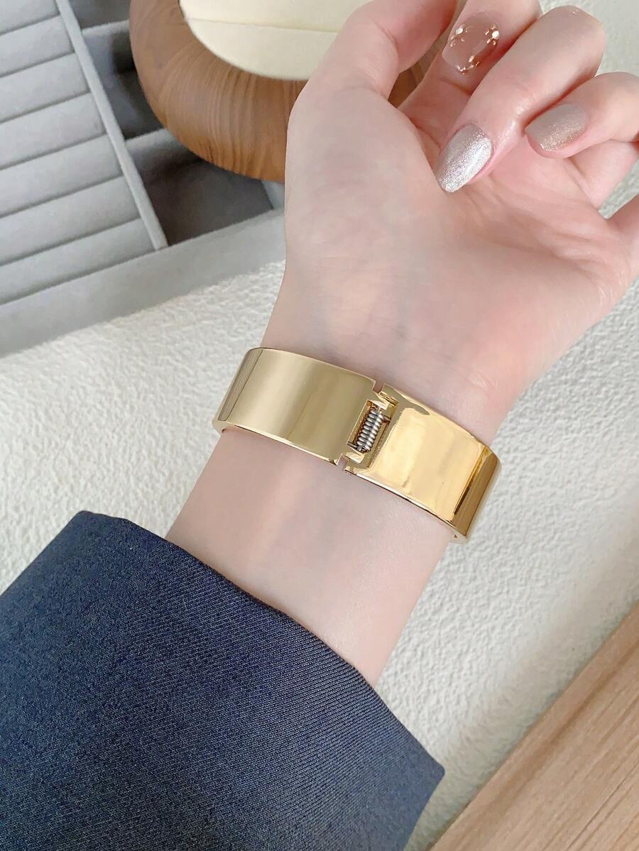 Oval Green Dial Bracelet Watch – Minimalist Dress Watch for Women